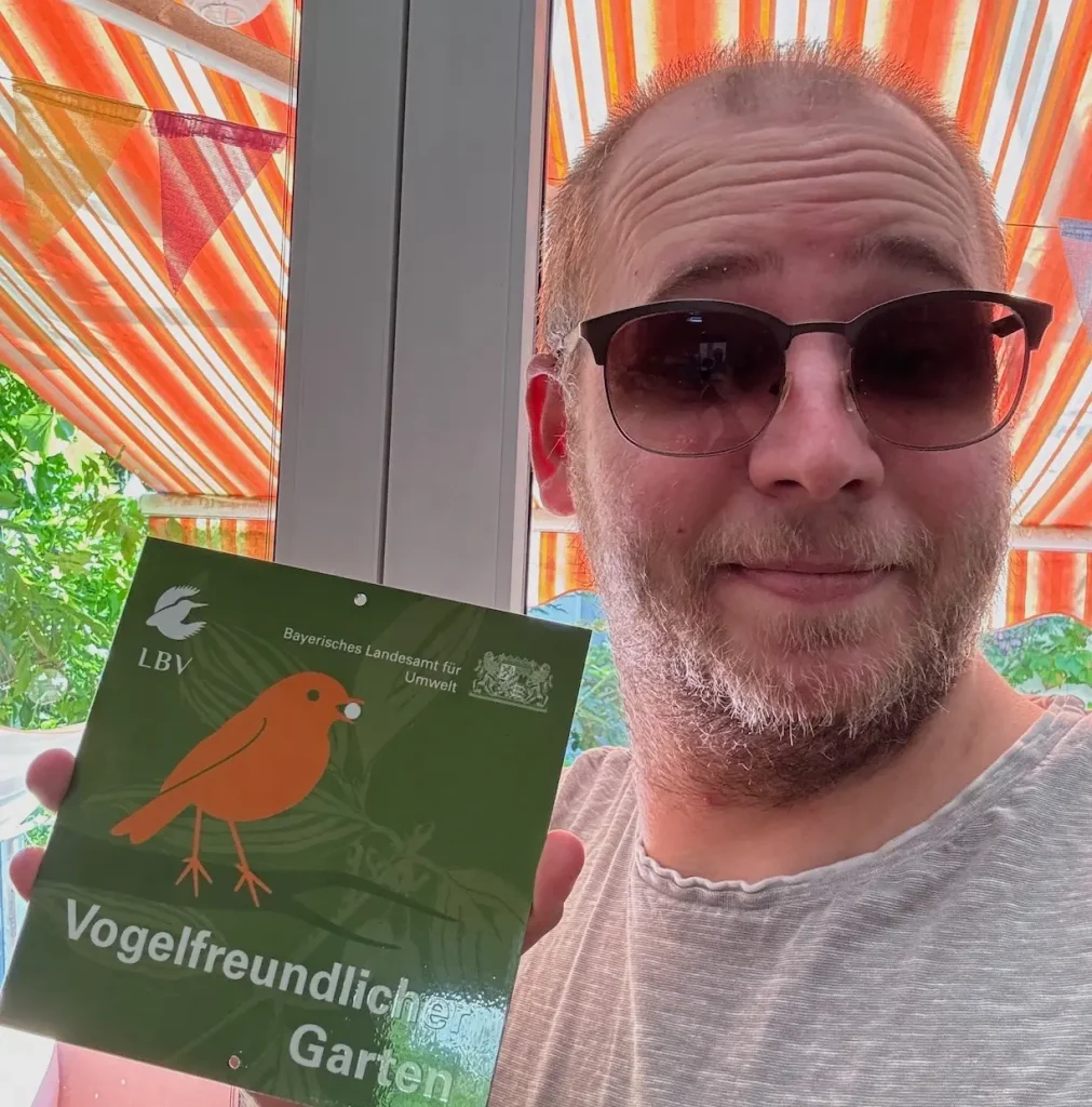 Autor Selfie mit Auszeichnung "Vogelfreundlicher Garten" des LBV