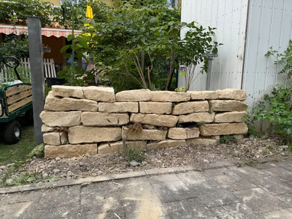 Natursteinmauer aus Sandstein