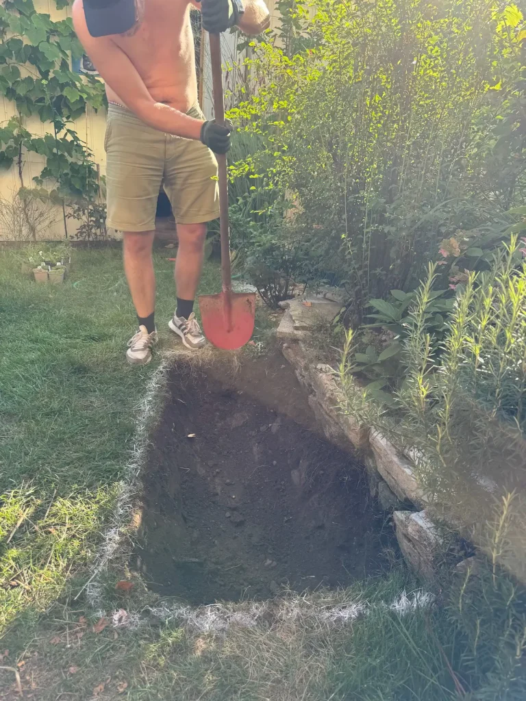 Grabarbeiten für das Loch eines Sandariums