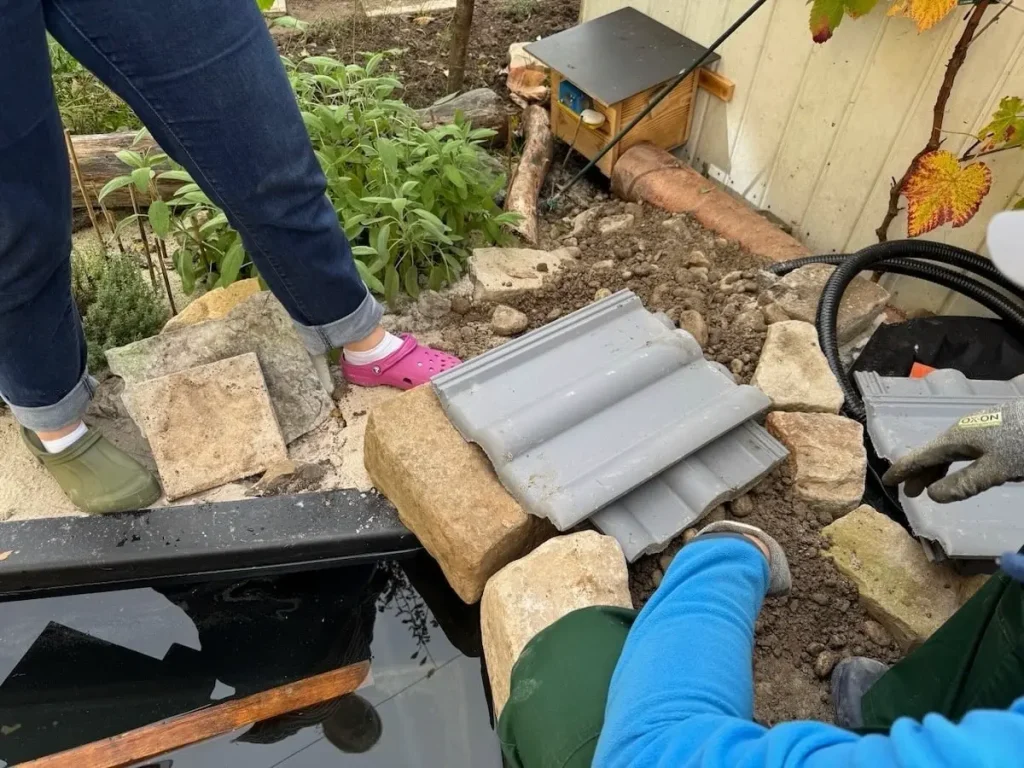 Unterbau für einen Wasserfall aus Ziegelsteinen und Natursteinen