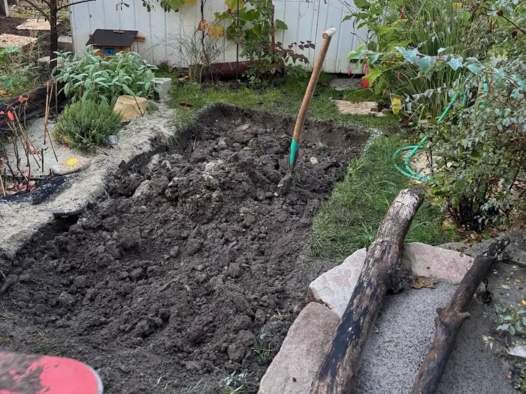 Ausheben eines Lochs im Garten für den Mini-Teich