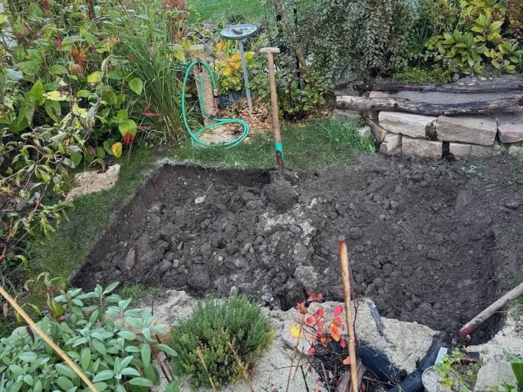 Ausheben eines Lochs im Garten für den Mini-Teich