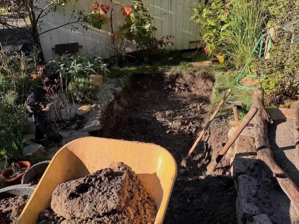 Ausheben eines Lochs im Garten für den Mini-Teich