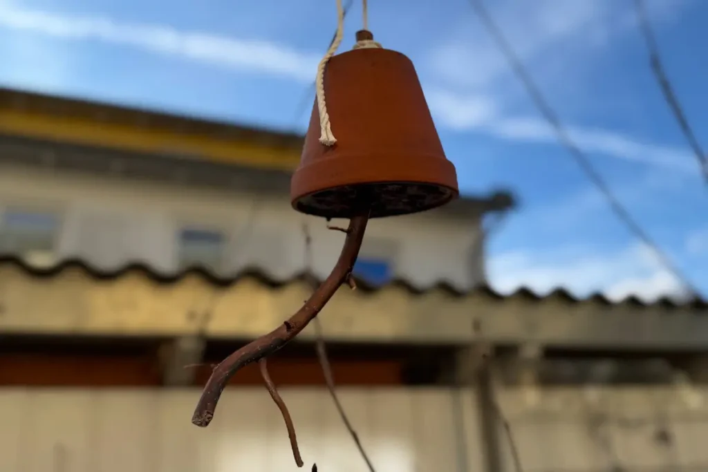 Im Garten aufgehängte Futterglocke für Vögel