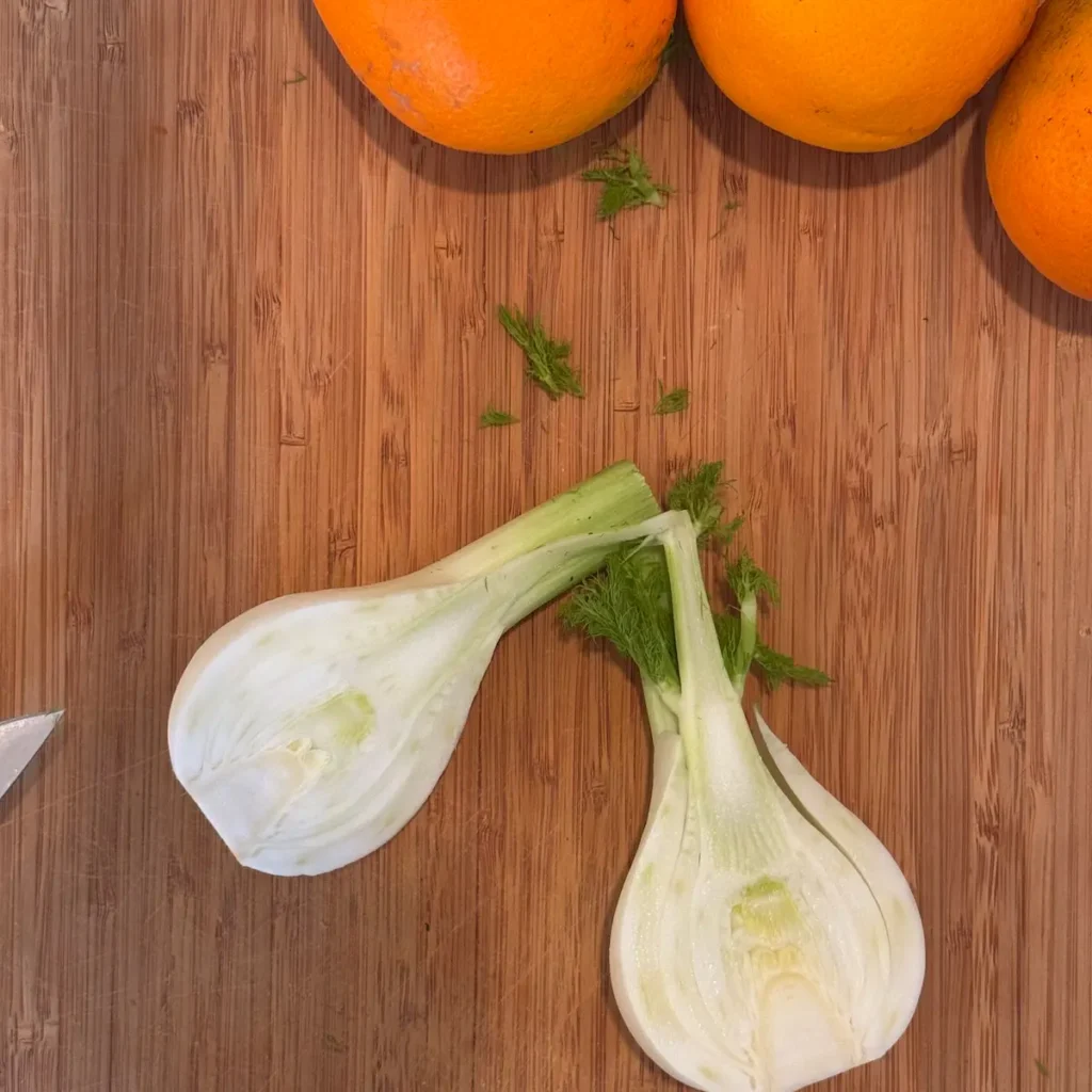 Fenchel halbiert auf Schneidebrett