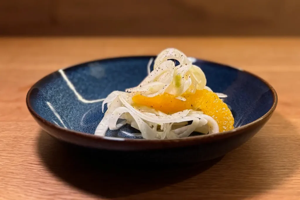 Fenchel-Orangen-Salat in Schüssel angerichtet