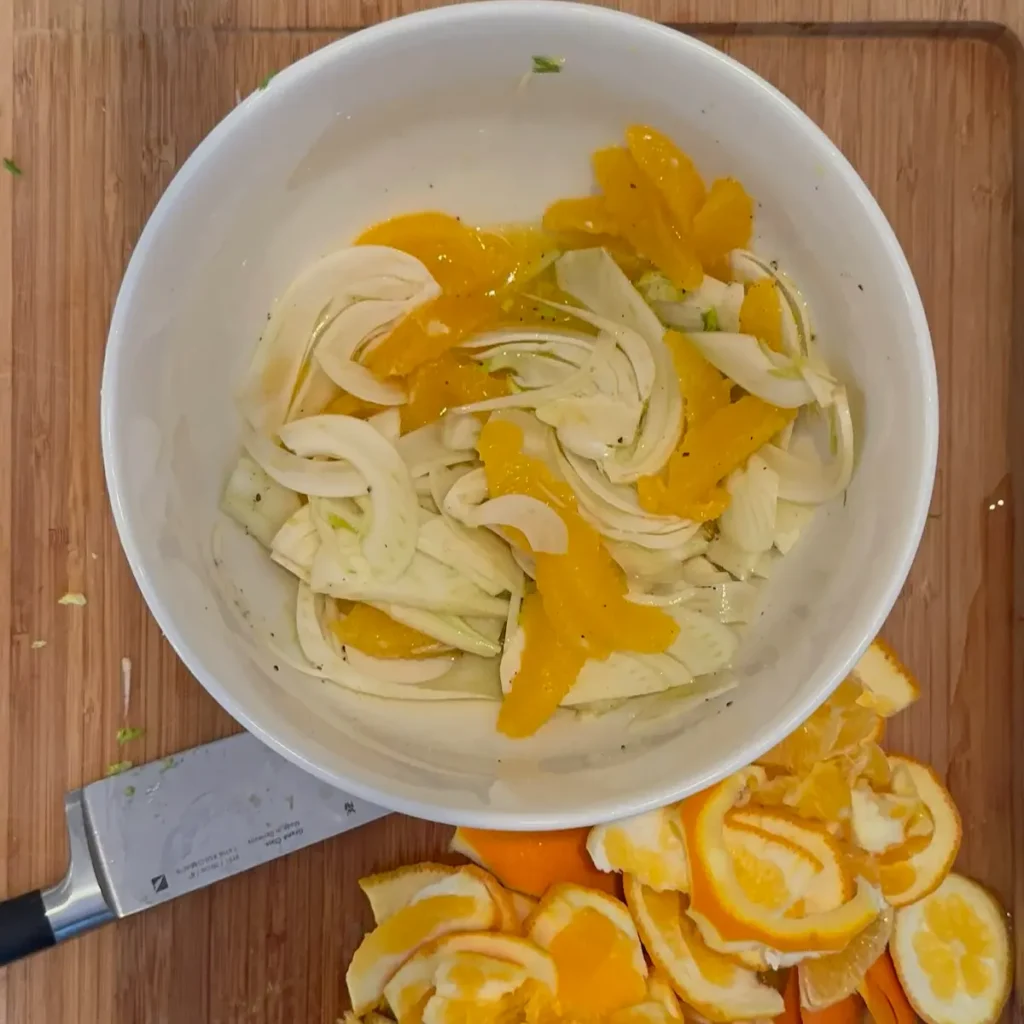 Fenchel und Orangen in einer weißen Schüssel