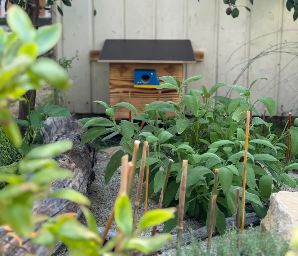 Nistkasten für Hummeln an einem Gartenhaus aufgehängt