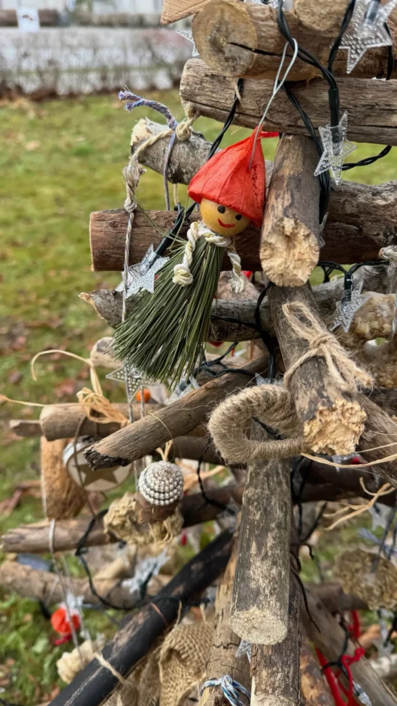 Christbaumschmuck selbst gemacht aus Gras und Holz