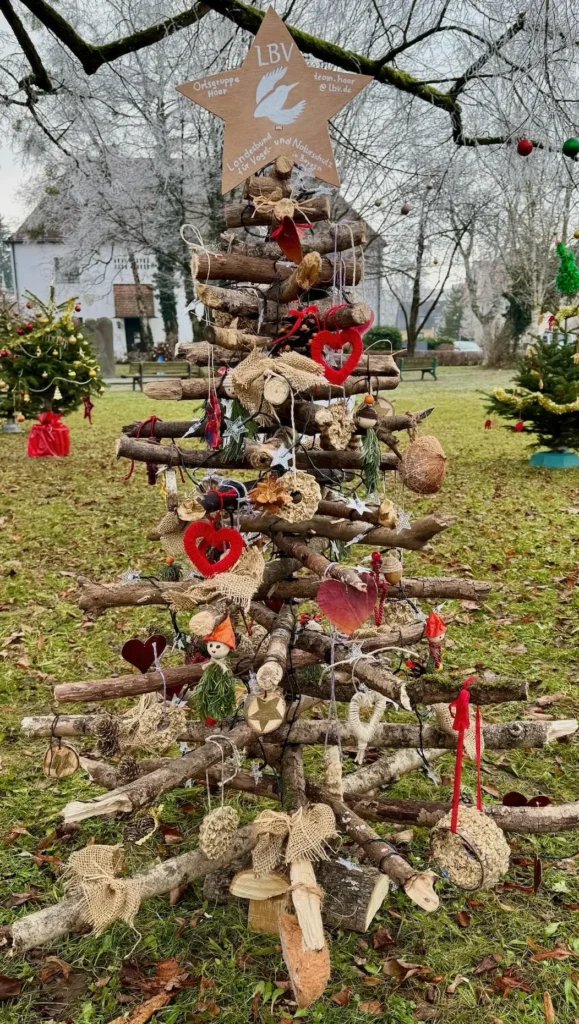 Nachhaltiger Weihnachtsbaum aus Totholz mit selbst gemachtem Schmuck