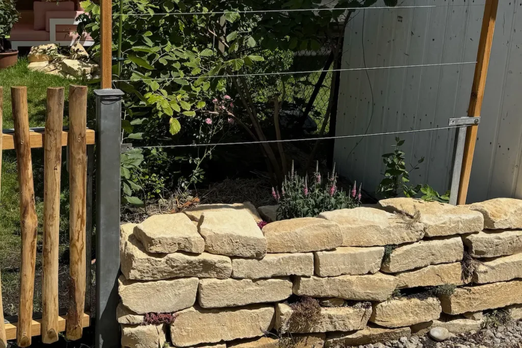 Natursteinmauer aus Yellow Stone Kalkstein mit Rankhilfe