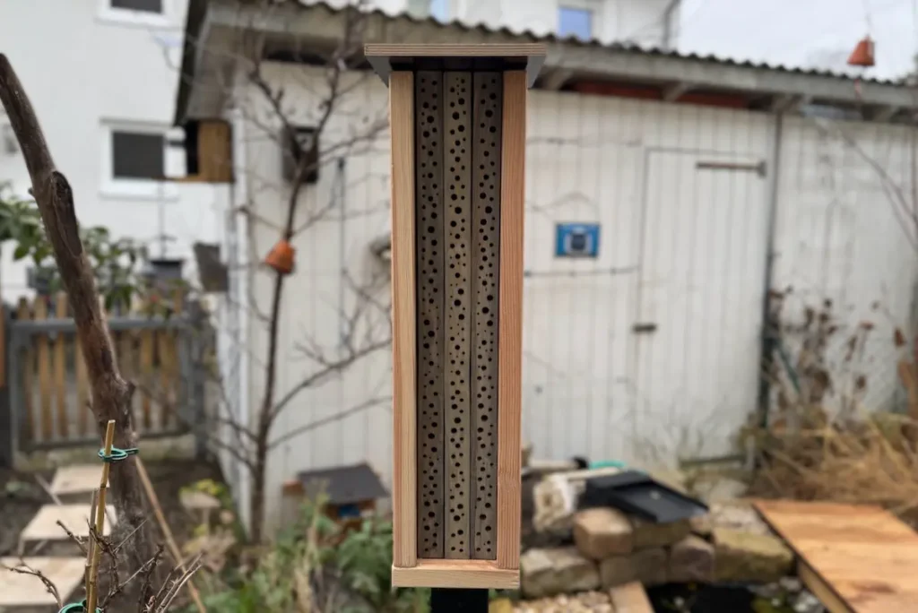 Fertige Wildbienen-Nisthilfe im Garten aus Holz