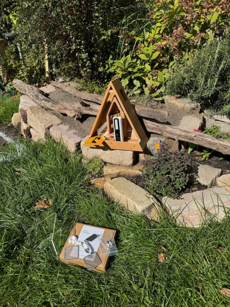 Vogelfutterstation steht auf Steinmauer