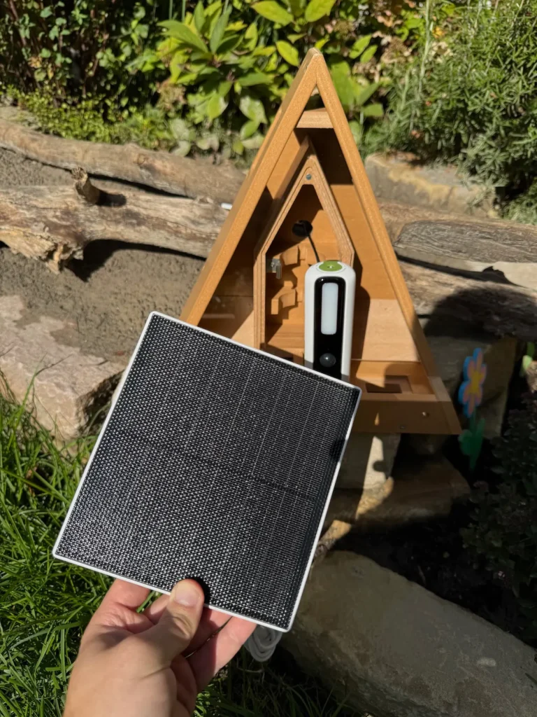 Solarpanel und Vogelfutterstation