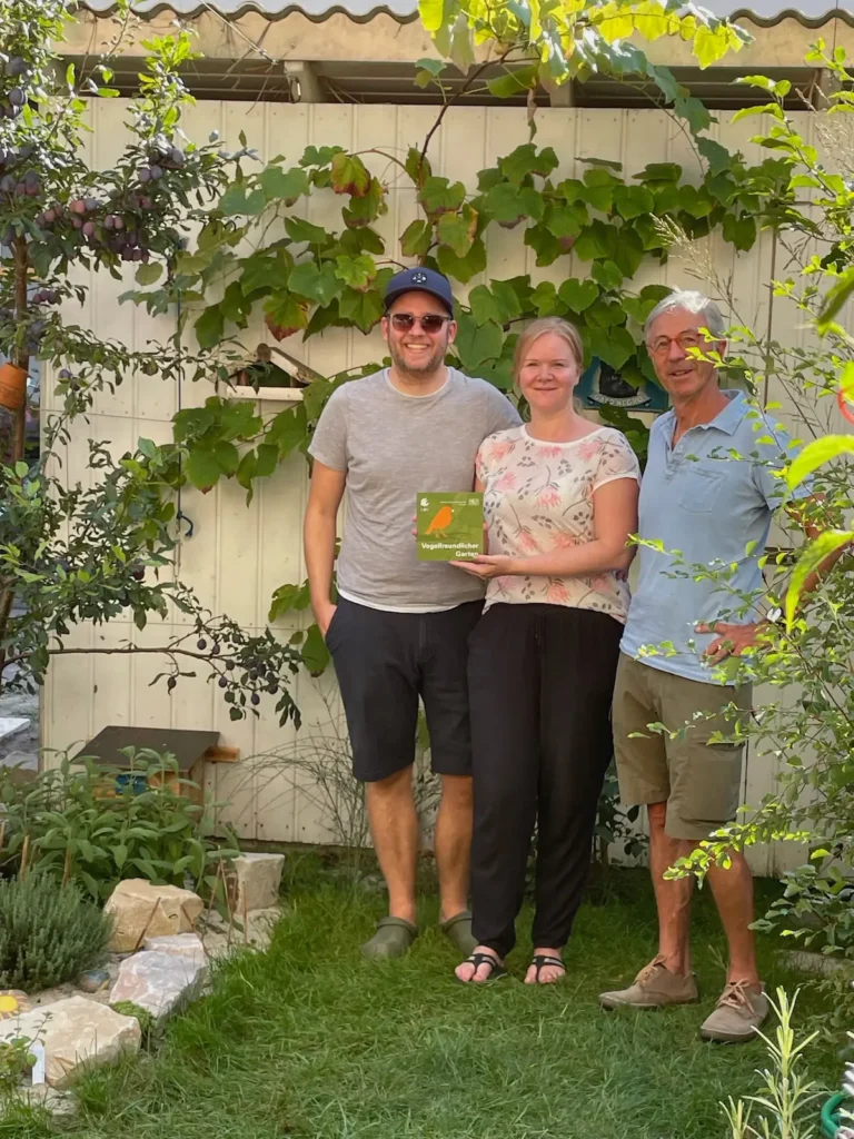 Übergabe der Plakette "Vogelfreundlicher Garten" an die beiden Gartenbesitzer.