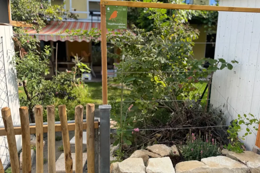 Garten mit Natursteinmauer und üppiger Bepflanzung