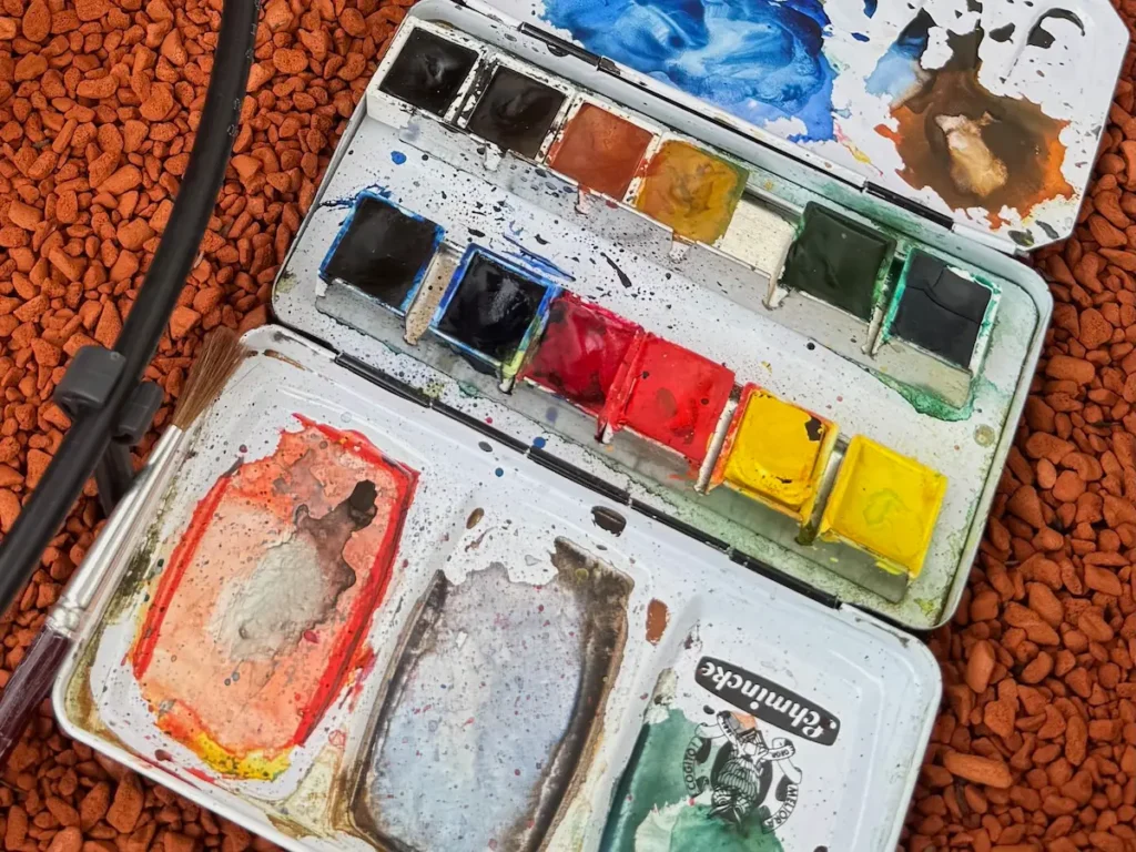 Metallkasten mit verschiedenen Aquarellfarben