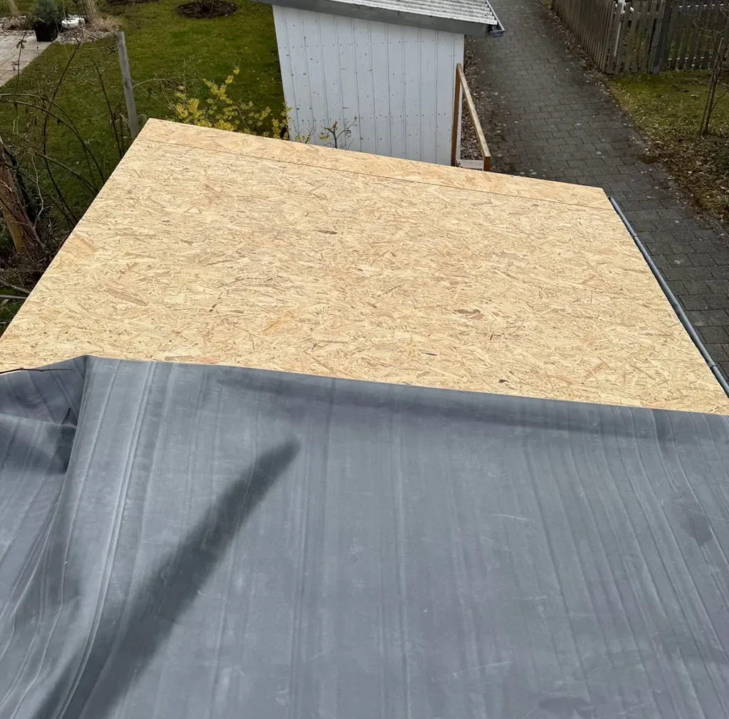 EPDM-Folie liegt auf Dachaufbau aus OSB-Platten.