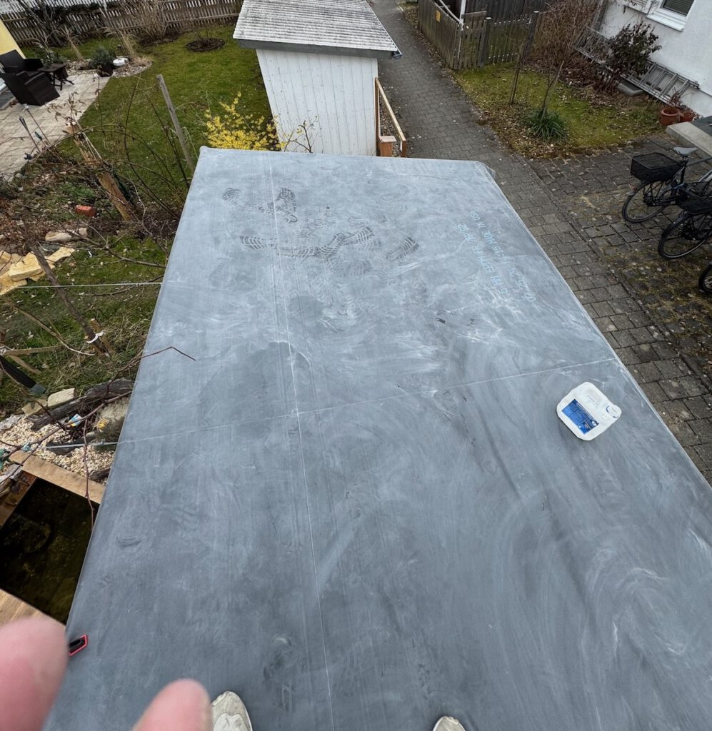 Verlegte EPDM-Folie auf Gartenhausdach.